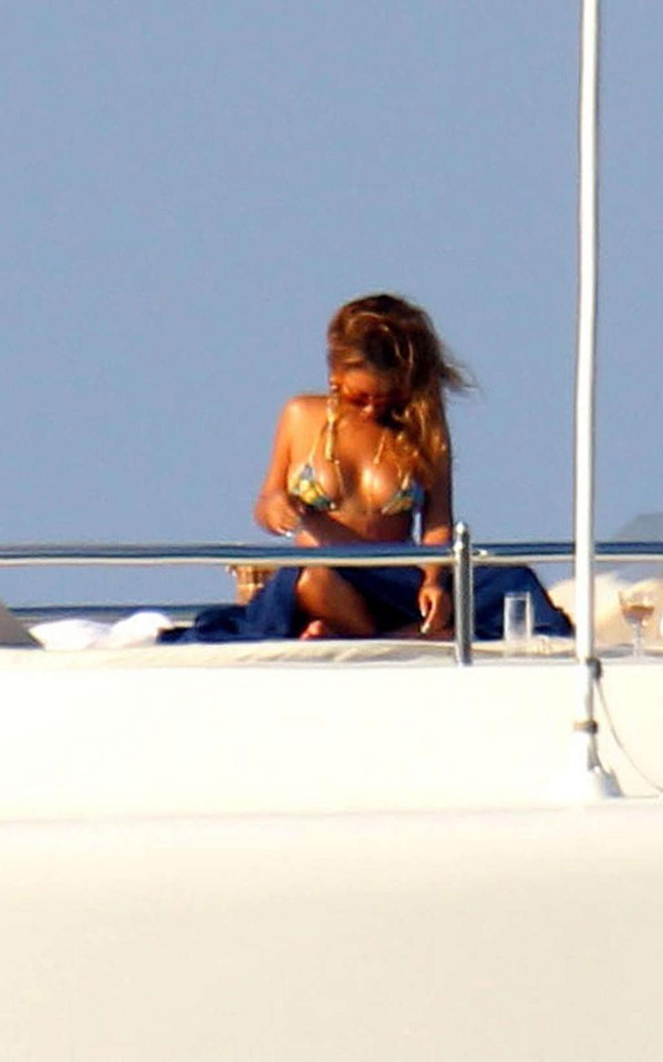 16P Beyonce Knowles exposing her fucking sexy body and hot ass in thong