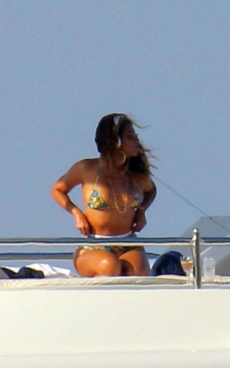 16P Beyonce Knowles exposing her fucking sexy body and hot ass in thong