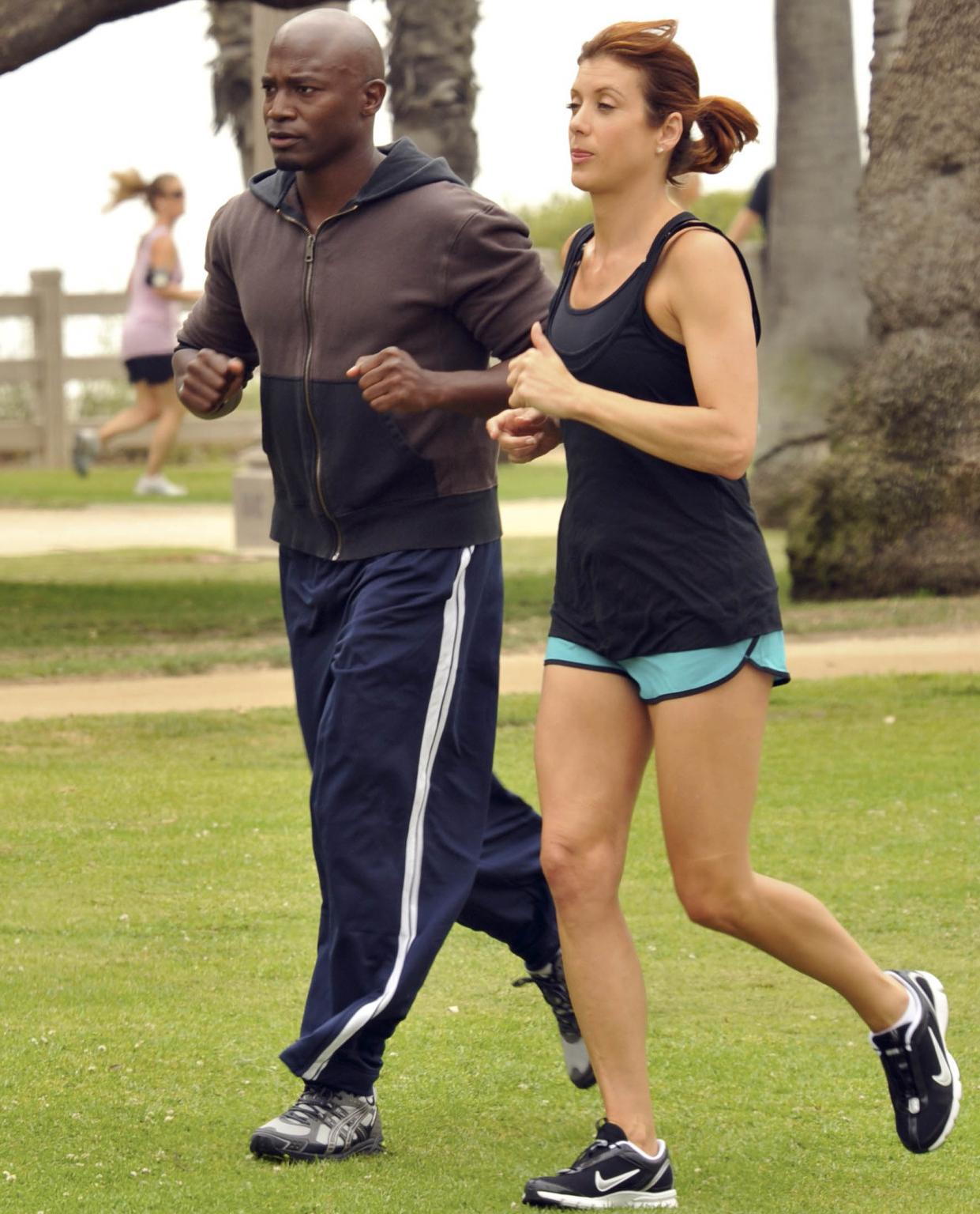 16P Kate Walsh leggy wearing workout gear on the set of 'Private Practice' in Santa 