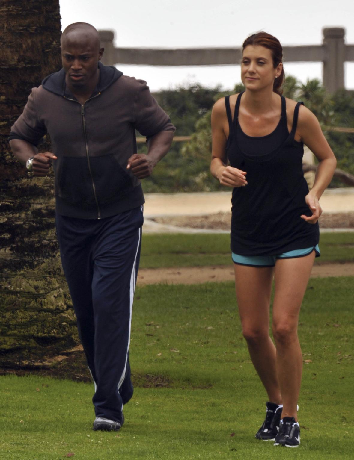 16P Kate Walsh leggy wearing workout gear on the set of 'Private Practice' in Santa 