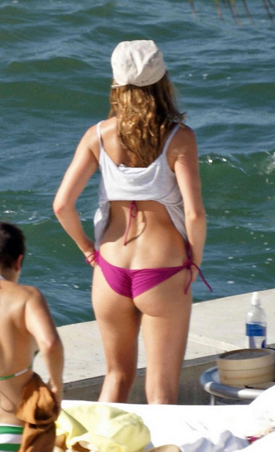 16P Jennifer Aniston exposing her sexy ass in thong and hot neapples