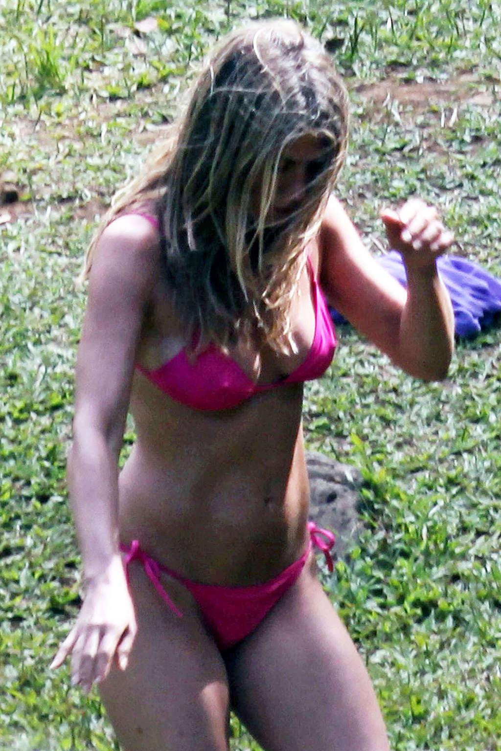 16P Jennifer Aniston exposing her sexy ass in thong and hot neapples
