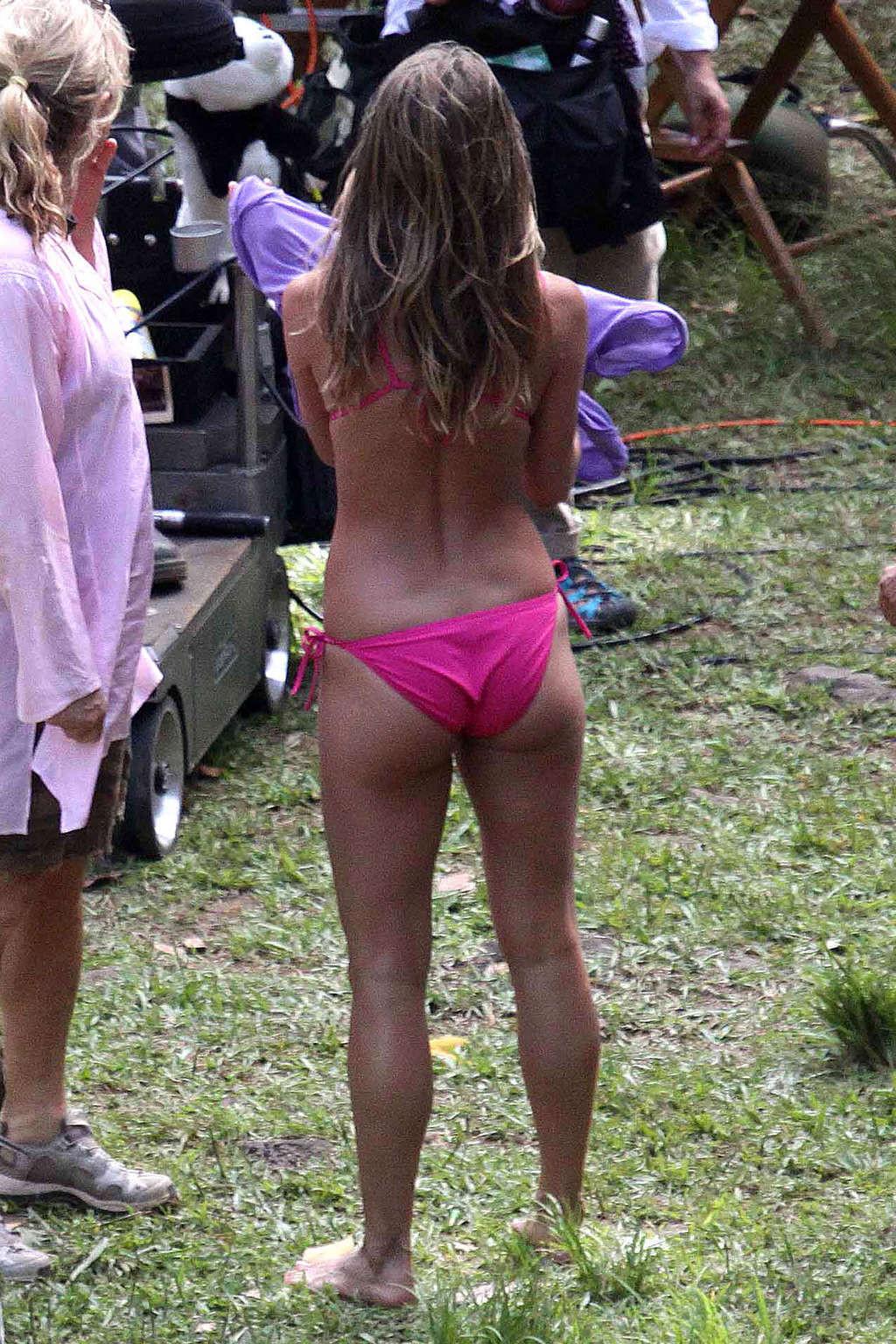 16P Jennifer Aniston exposing her sexy ass in thong and hot neapples