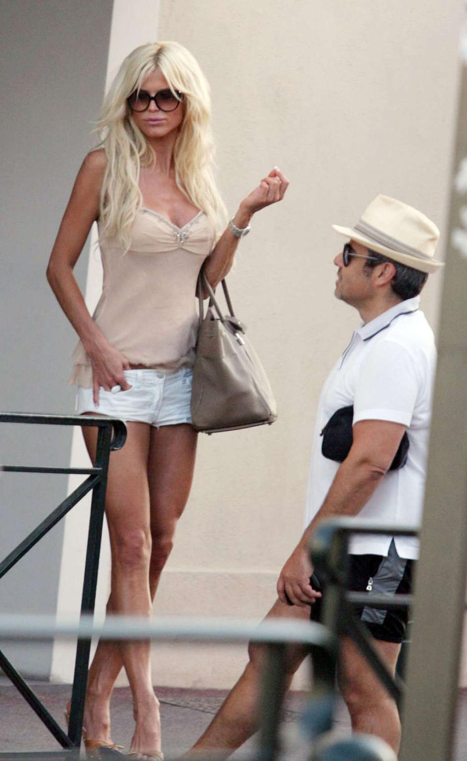 10P Victoria Silvstedt leggy in shorts and showing her nice ass in bikini thong