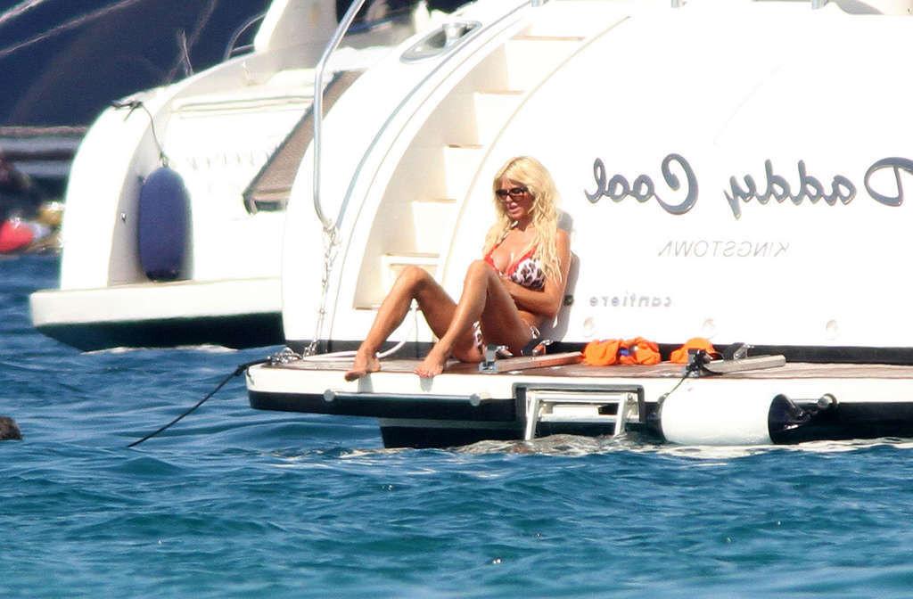 10P Victoria Silvstedt leggy in shorts and showing her nice ass in bikini thong