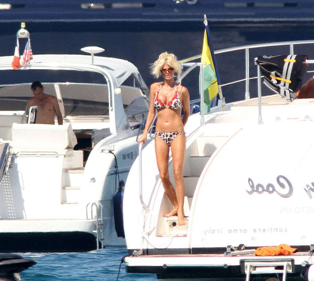 10P Victoria Silvstedt leggy in shorts and showing her nice ass in bikini thong