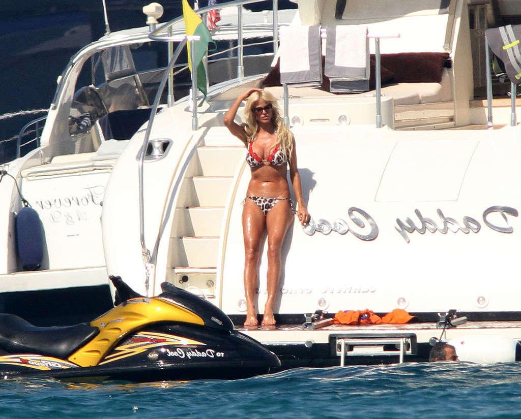 10P Victoria Silvstedt leggy in shorts and showing her nice ass in bikini thong