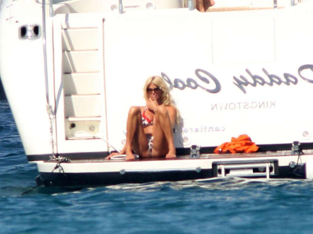 10P Victoria Silvstedt leggy in shorts and showing her nice ass in bikini thong