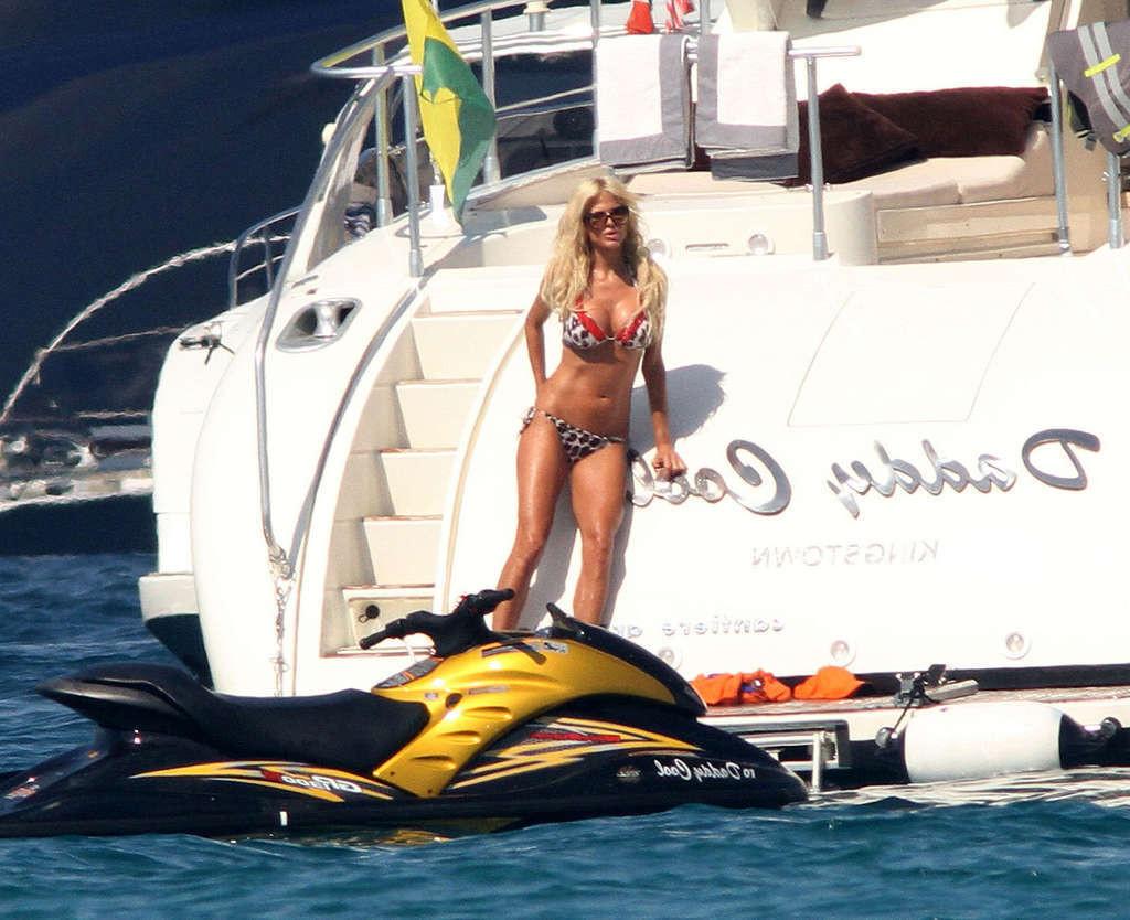 10P Victoria Silvstedt leggy in shorts and showing her nice ass in bikini thong