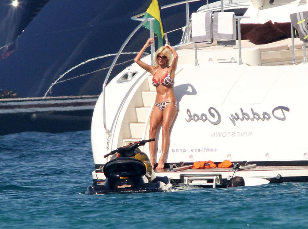10P Victoria Silvstedt leggy in shorts and showing her nice ass in bikini thong