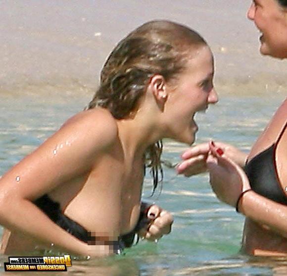 15P Ashlee Simpon posing sexy and slutty in glamorous and paparazzi photos