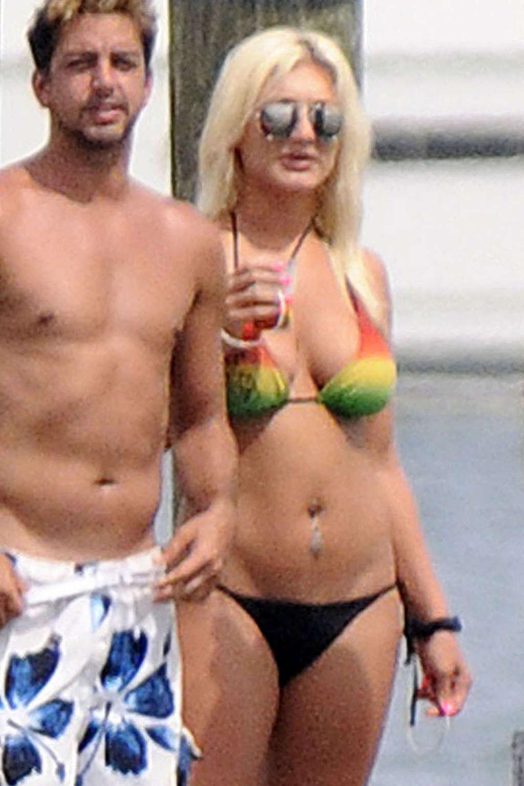 10P Brooke Hogan showing her ass and great body in thong and bikini