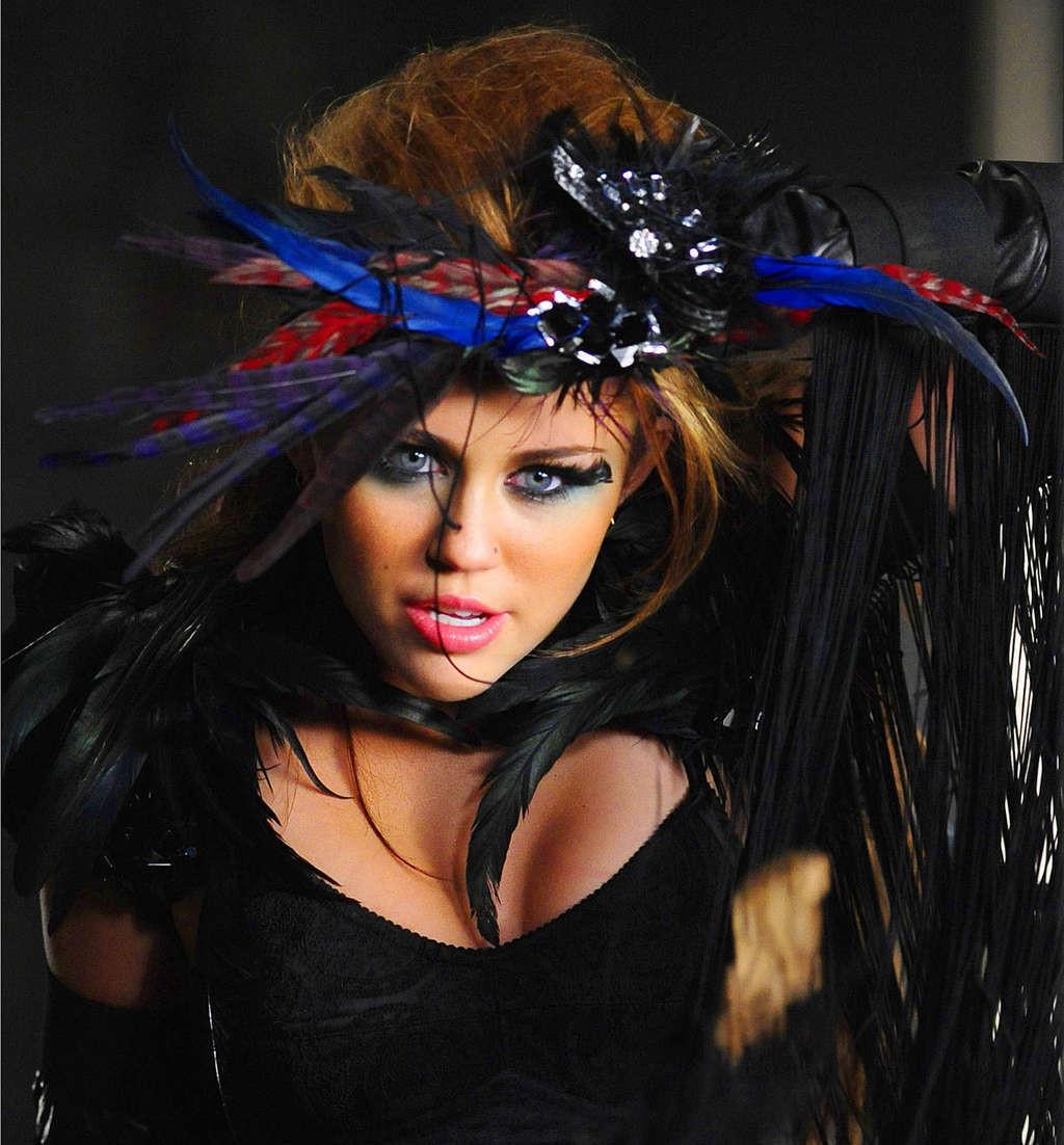16P Miley Cyrus side boob and legs show in video making