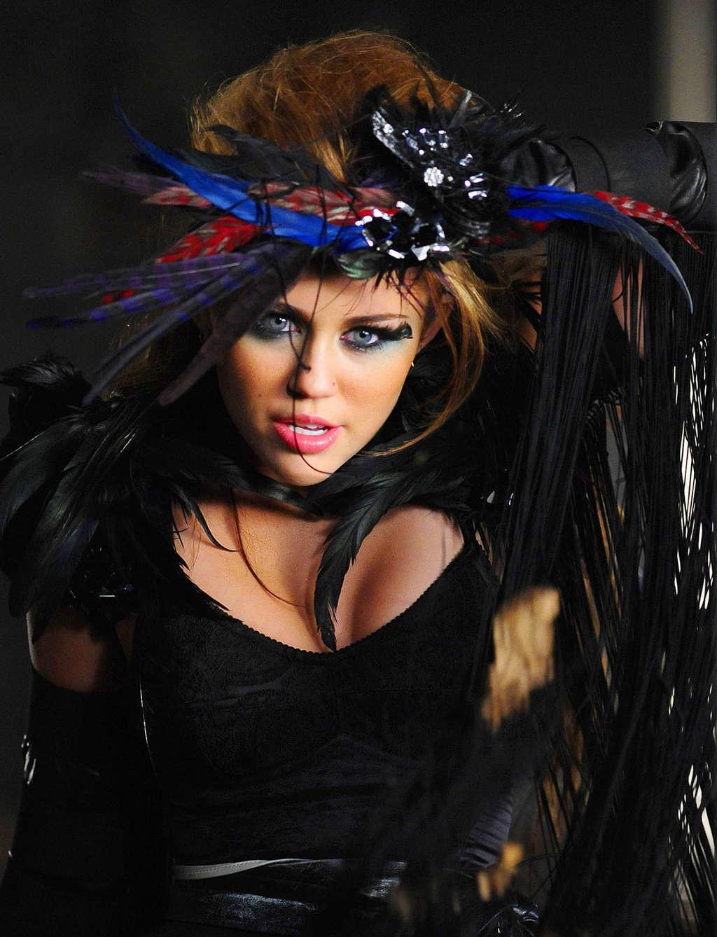16P Miley Cyrus side boob and legs show in video making