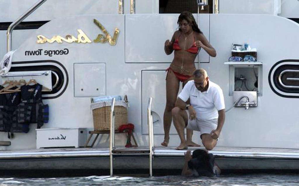 16P Beyonce Knowles exposing her fucking sexy and hot ass in thong