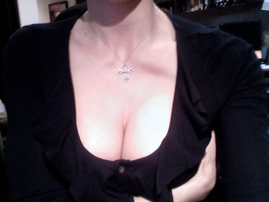 16P Adrianne Curry looking very hot and sexy on private photos