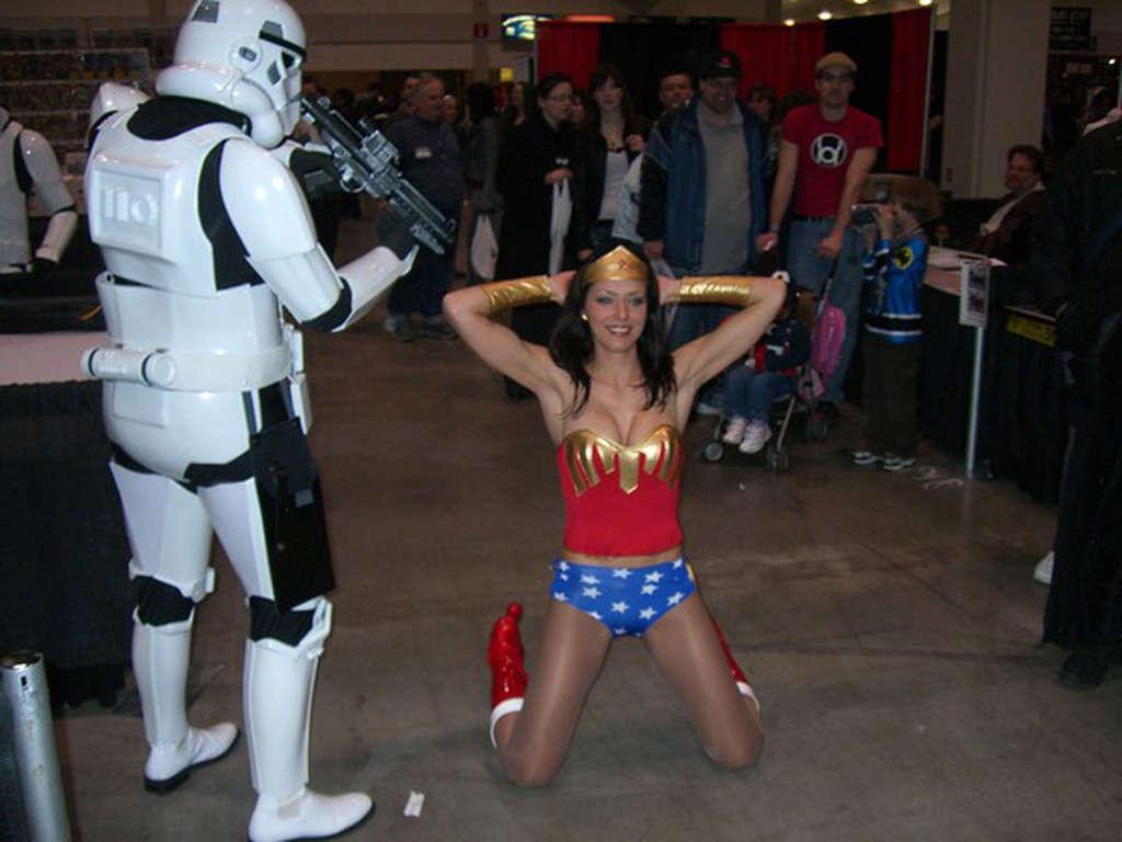 16P Adrianne Curry looking very hot and sexy on private photos