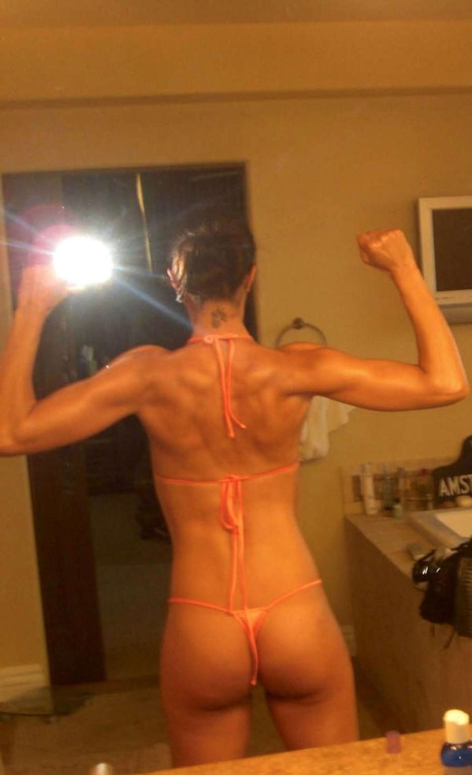 16P Adrianne Curry looking very hot and sexy on private photos