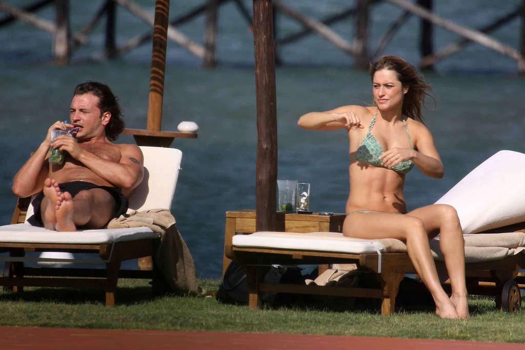16P Lola Ponce exposes her great ass in thong on beach