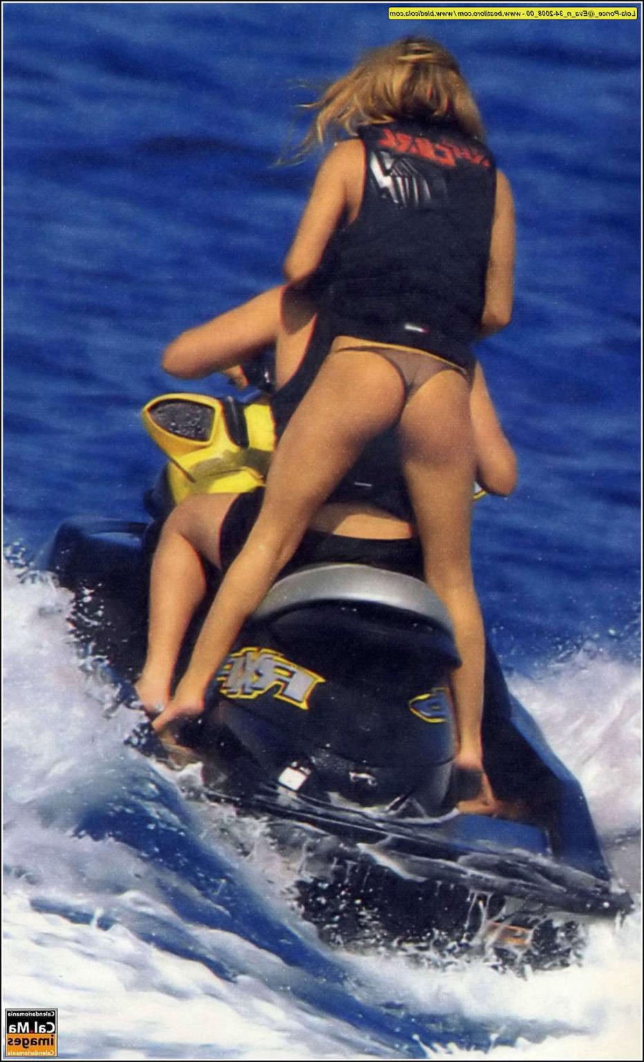 16P Lola Ponce exposes her great ass in thong on beach