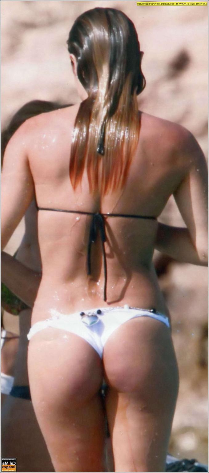 16P Lola Ponce exposes her great ass in thong on beach