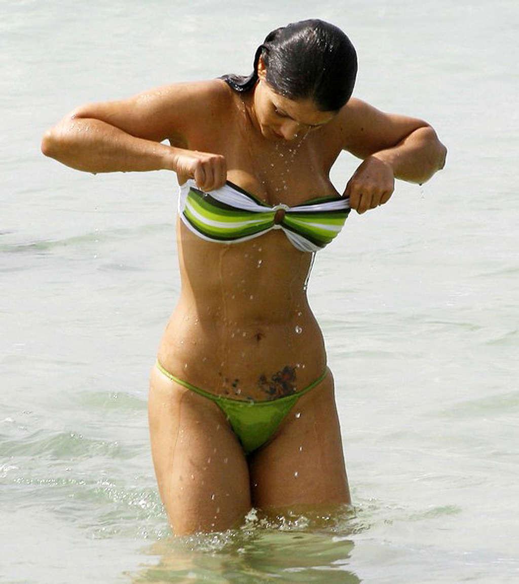 16P Nana Gouveia showing her great ass in thong on beach