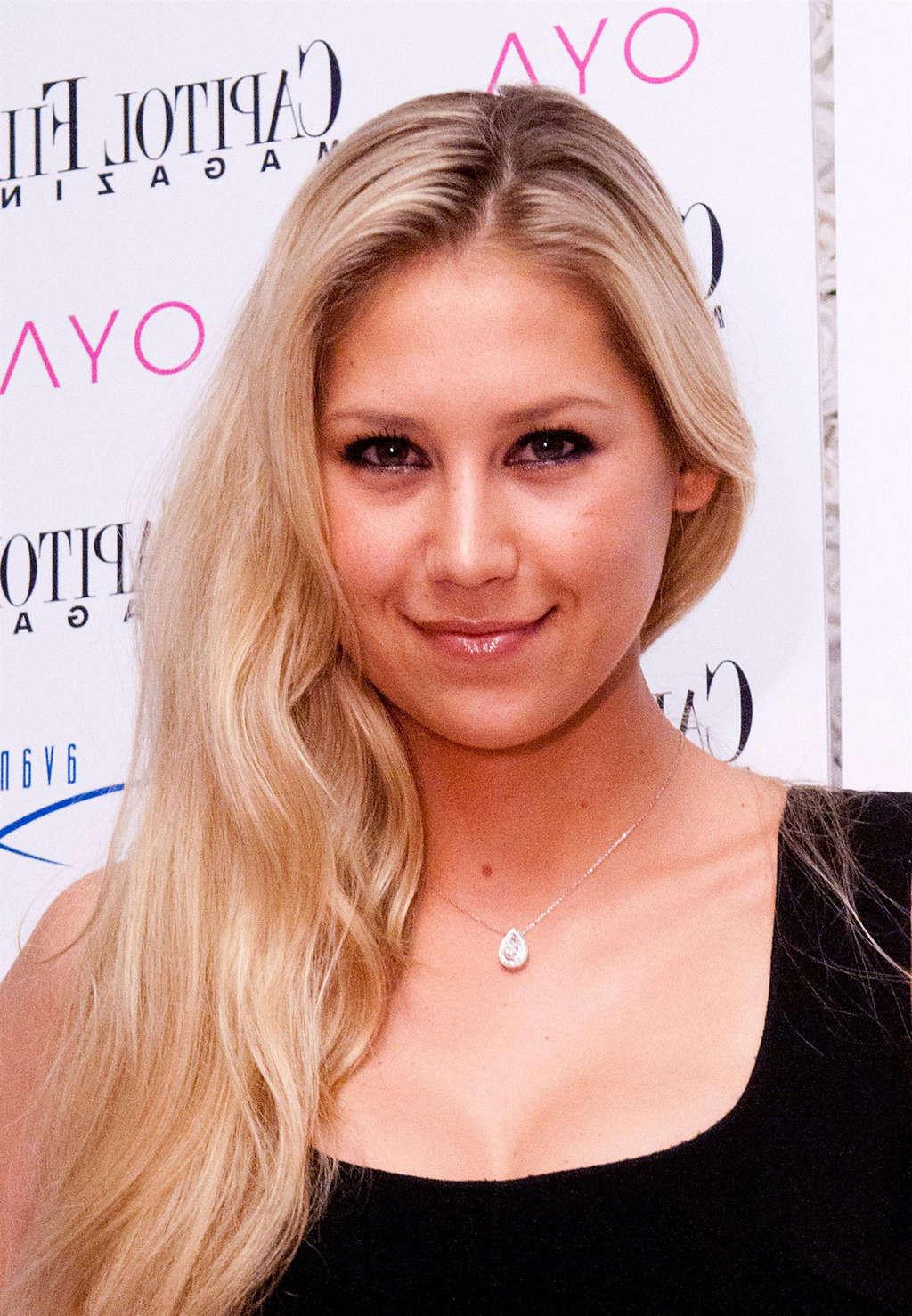 10P Anna Kournikova showing her tits and ass in thong paparazzi shoots