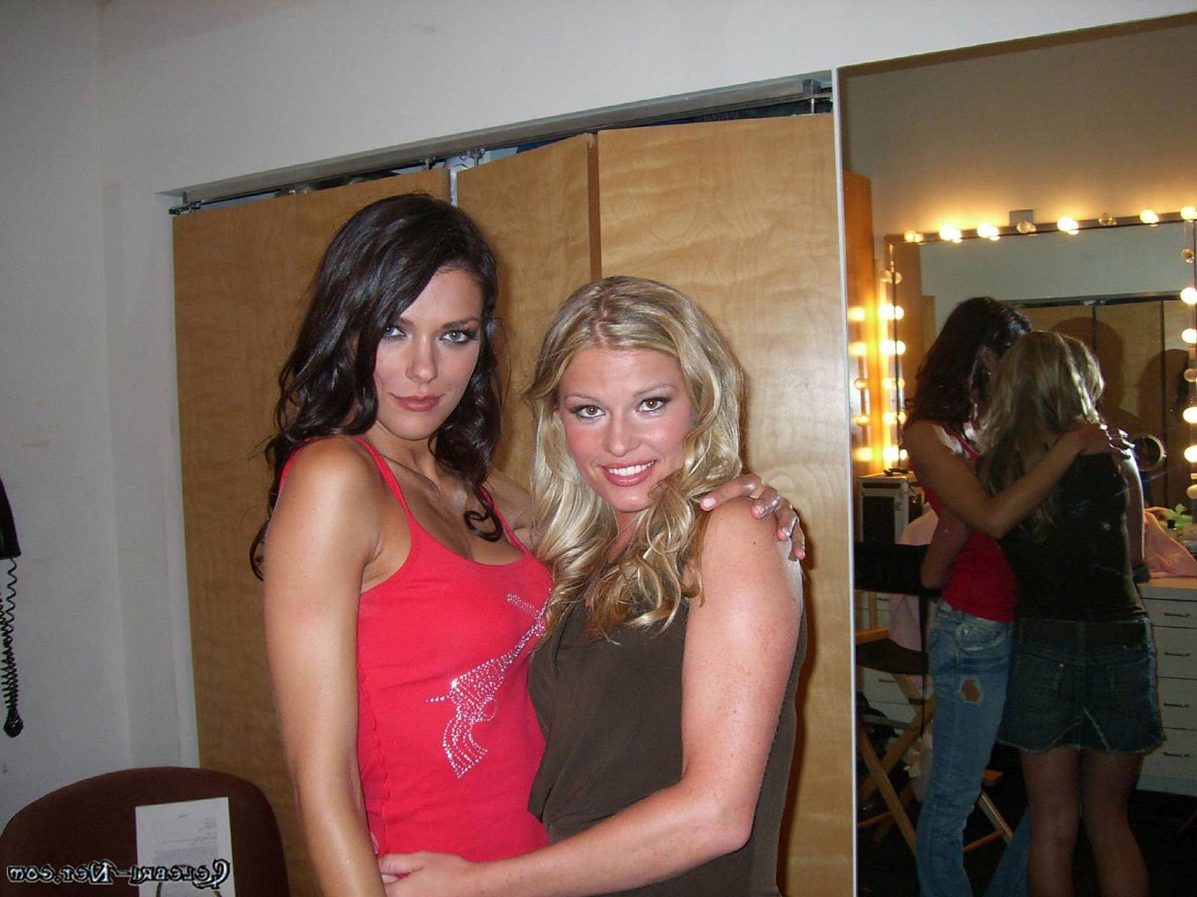 16P Adrianne Curry looking very hot and sexy on private photos
