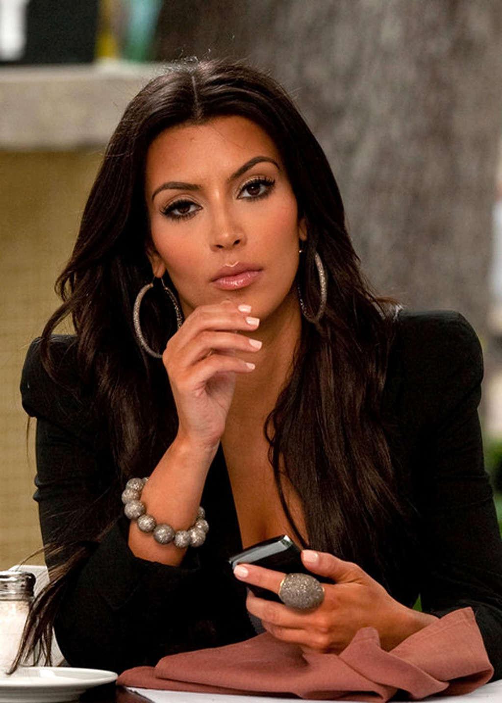 16P Kim Kardashian looking very hot and sexy on her private photos