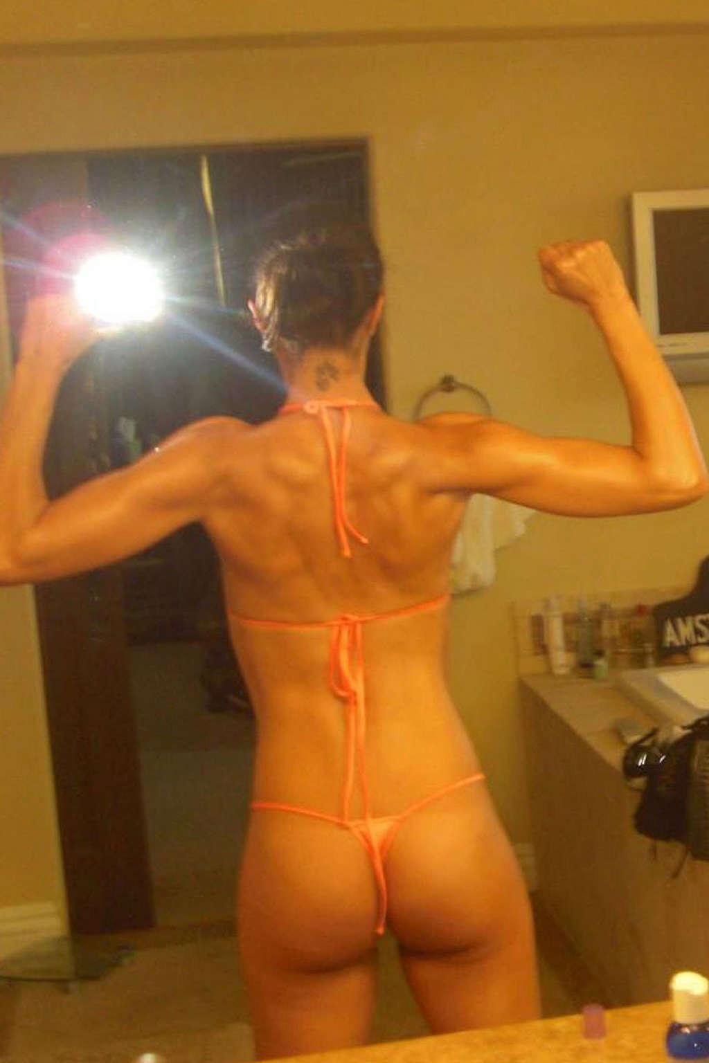 16P Adrianne Curry showing her fucking sexy ass in thong