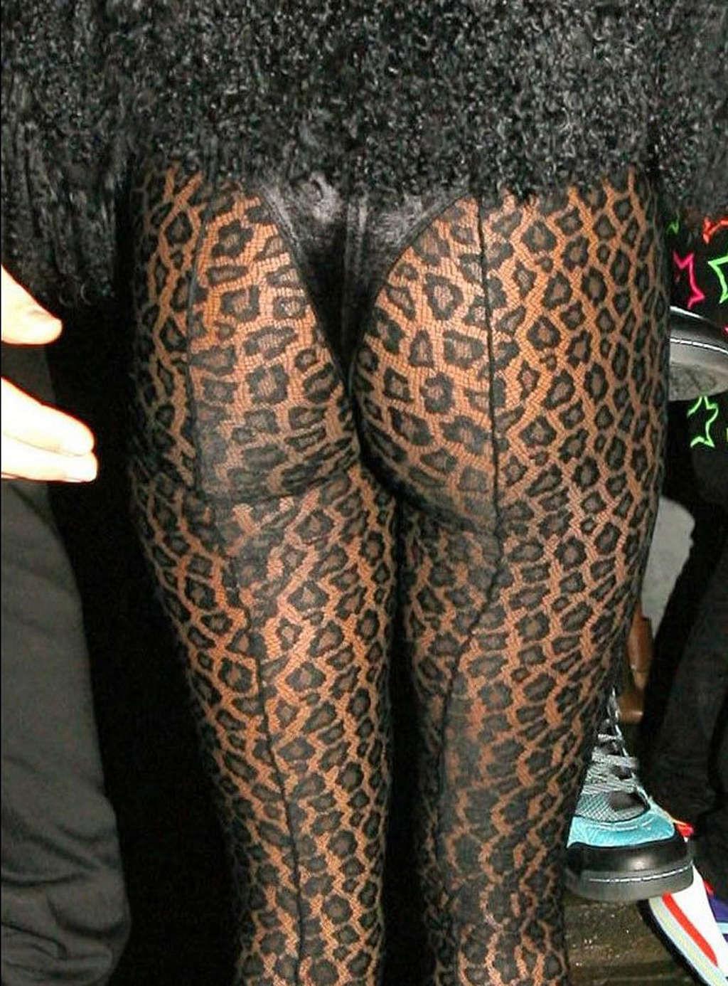 16P Naomi Campbell showing her tits and ass in thong paparazzi shoots