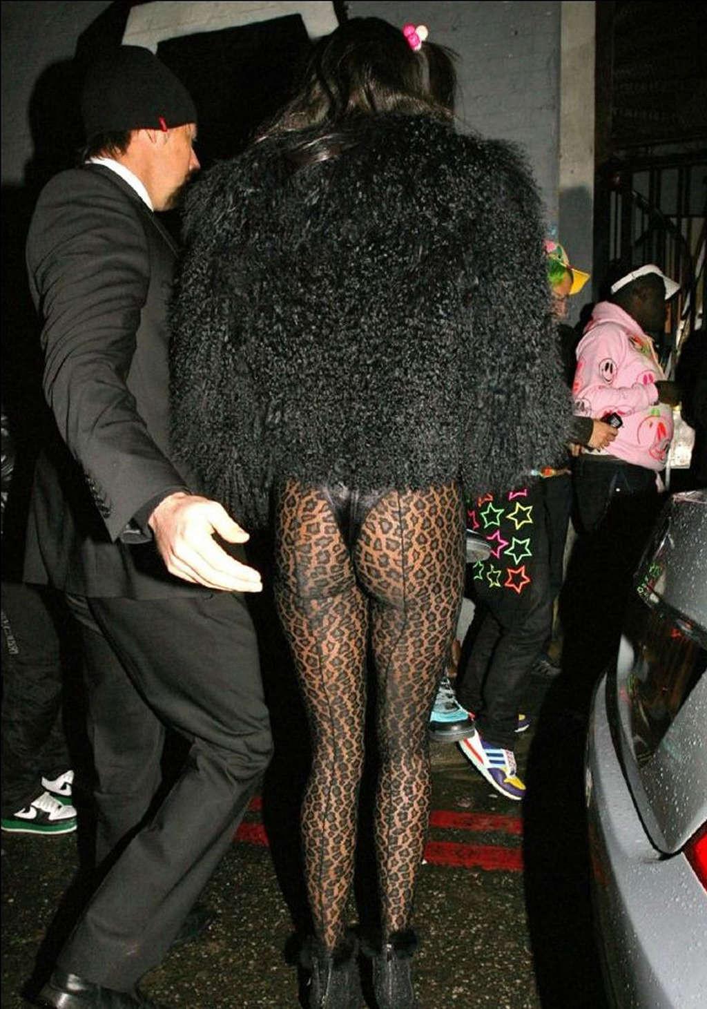 16P Naomi Campbell showing her tits and ass in thong paparazzi shoots