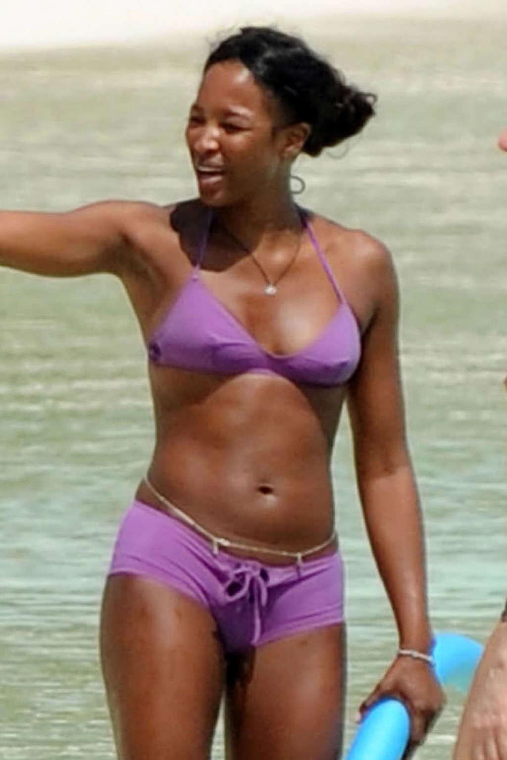 16P Naomi Campbell showing her tits and ass in thong paparazzi shoots