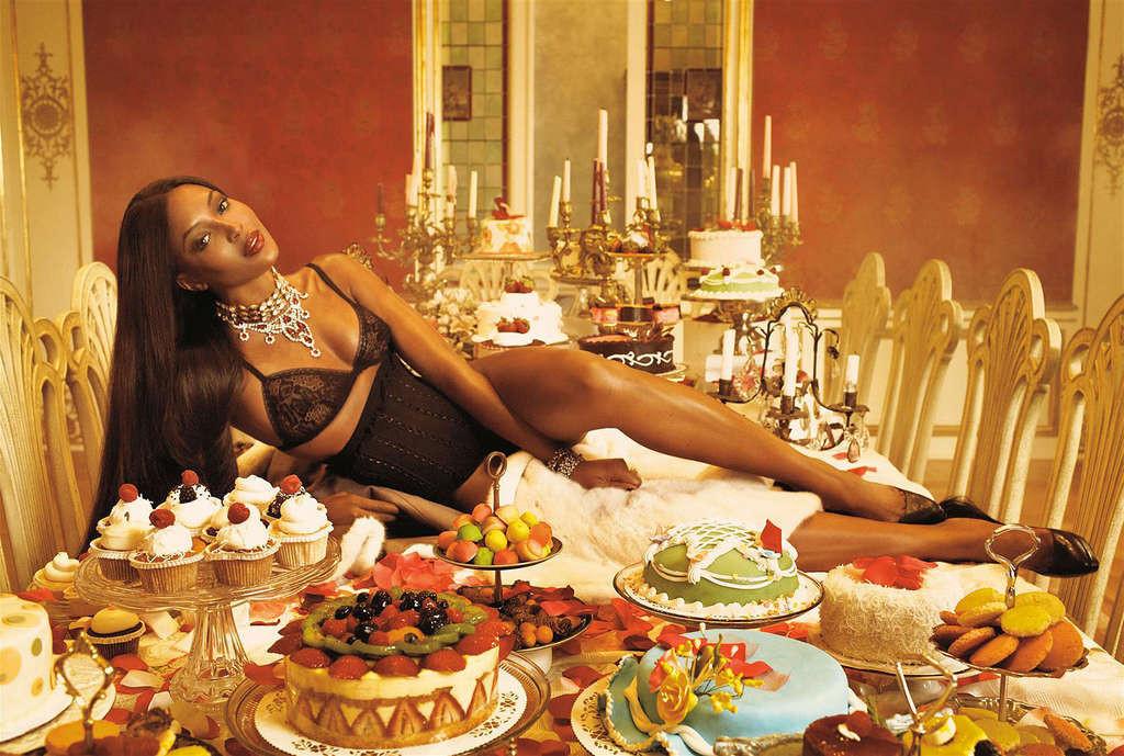 16P Naomi Campbell showing her tits and ass in thong paparazzi shoots