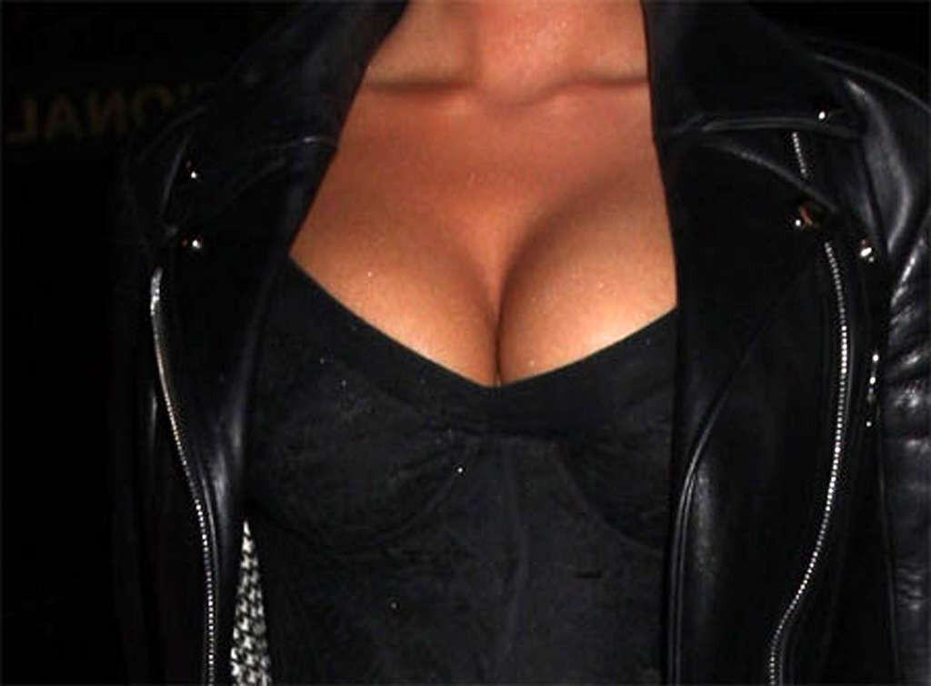 16P Amber Rose showing her big tits and fucking sexy ass in thong