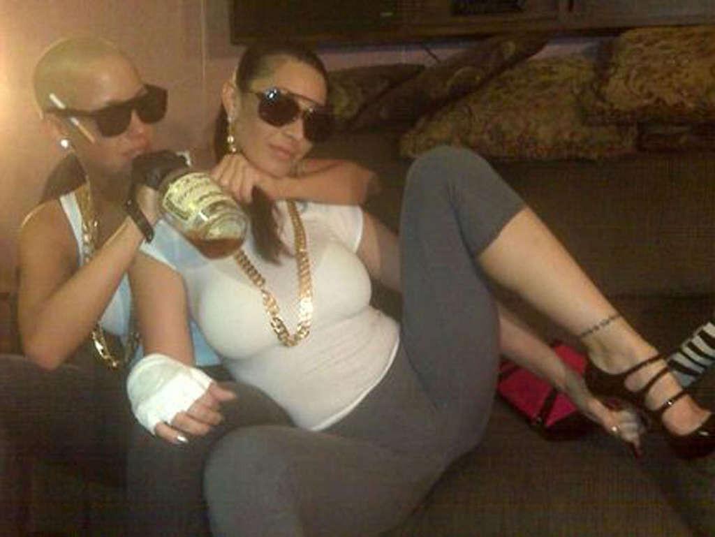 16P Amber Rose showing her big tits and fucking sexy ass in thong