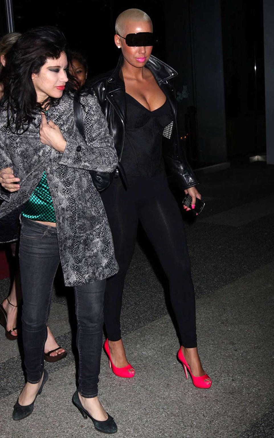 16P Amber Rose showing her big tits and fucking sexy ass in thong