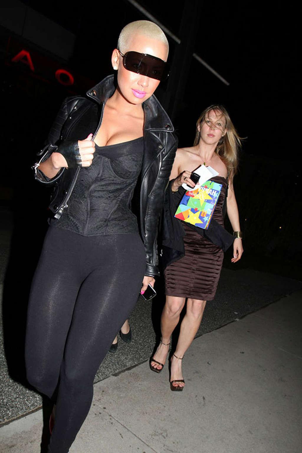 16P Amber Rose showing her big tits and fucking sexy ass in thong