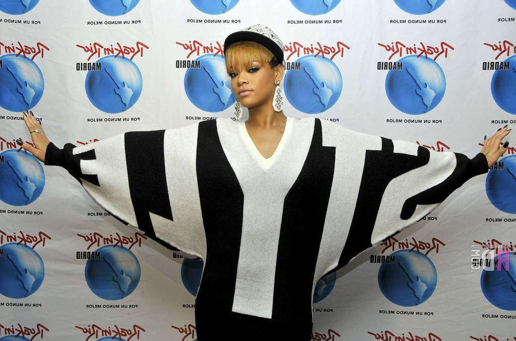 16P Rihanna very leggy in mini skirt on some private party and topless