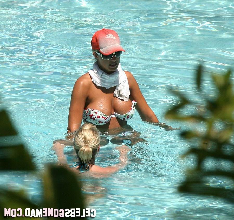 15P Busty Gemma Atkinson hot bikini pictures from Miami