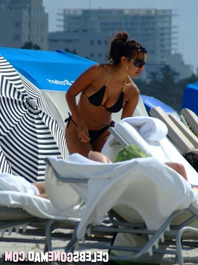 15P Curvy Vida Guerra in hot thong bikini at the beach