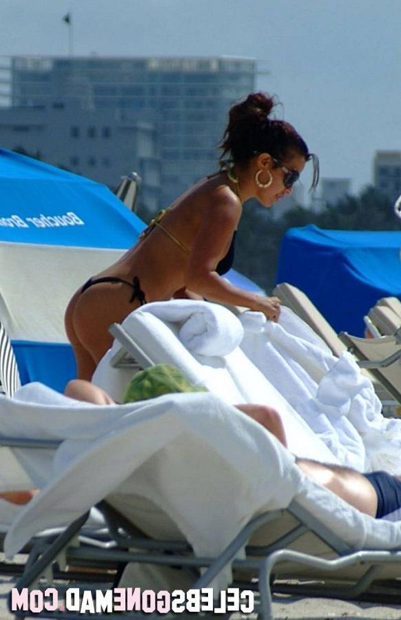 15P Curvy Vida Guerra in hot thong bikini at the beach