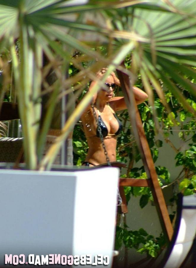15P Curvy Vida Guerra in hot thong bikini at the beach