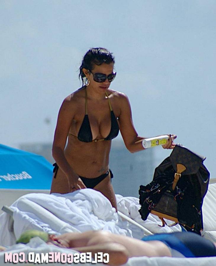 15P Curvy Vida Guerra in hot thong bikini at the beach