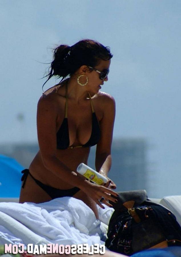 15P Curvy Vida Guerra in hot thong bikini at the beach