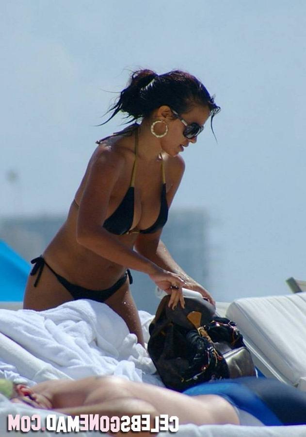 15P Curvy Vida Guerra in hot thong bikini at the beach