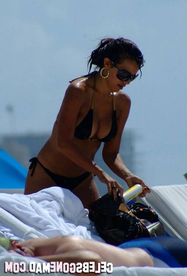 15P Curvy Vida Guerra in hot thong bikini at the beach