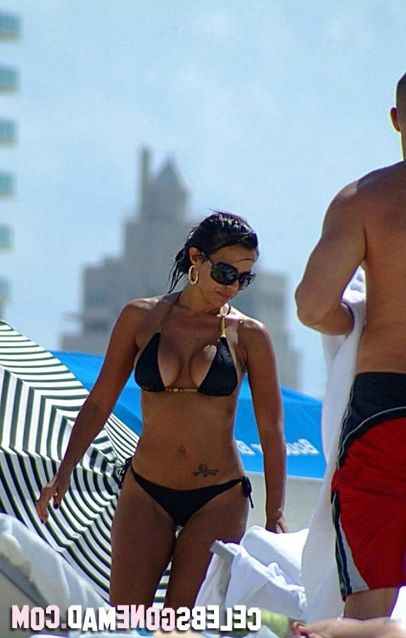 15P Curvy Vida Guerra in hot thong bikini at the beach