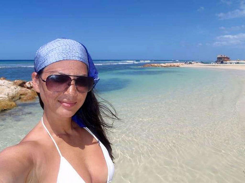16P Olivia Munn looking very hot and sexy on her private photos
