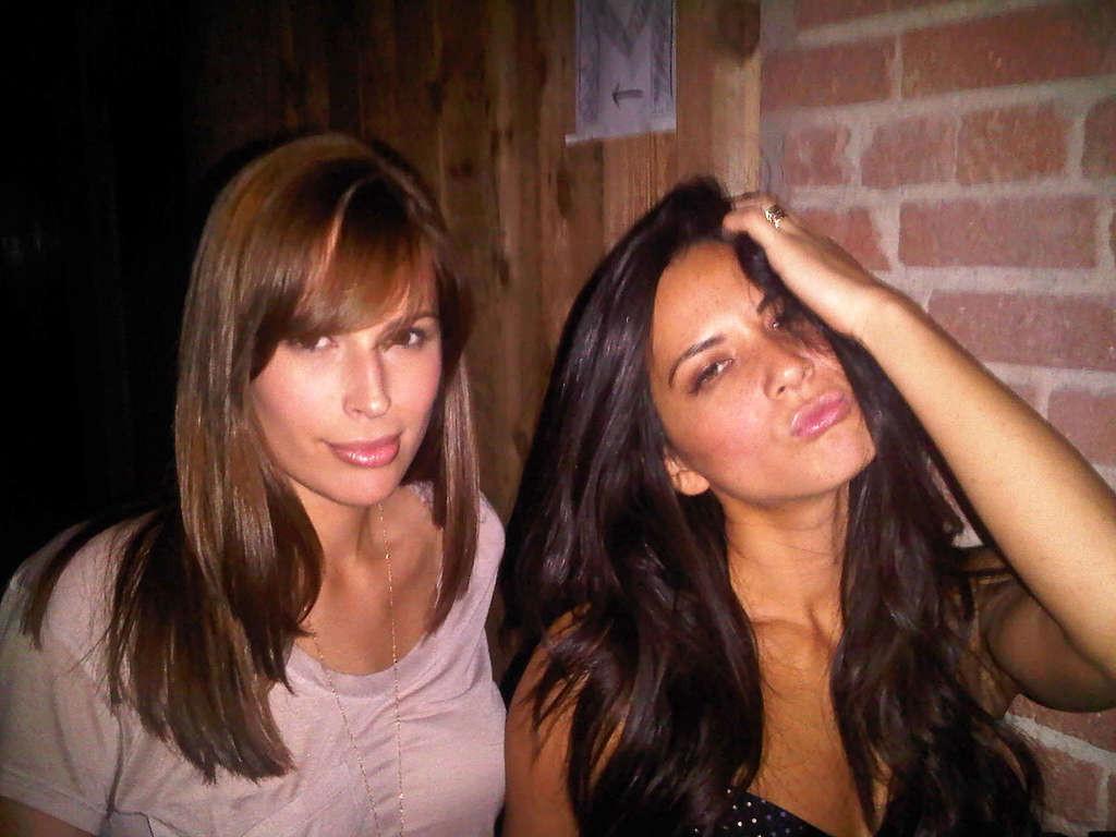 16P Olivia Munn looking very hot and sexy on her private photos